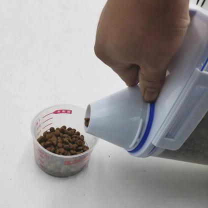 Dog & Cat Food Storage Pail – 1.5kg/2kg Plastic Container with Measuring Cup Cavello & Co.